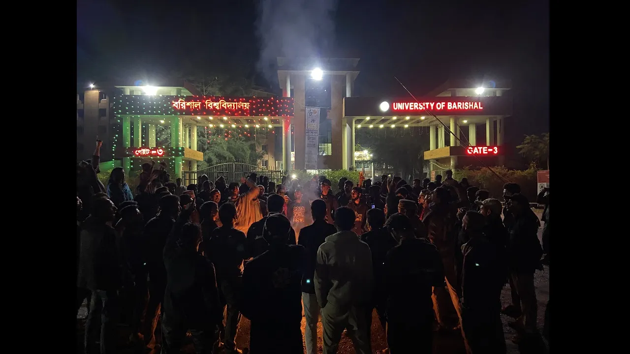 হাদির মৃত্যুতে প্রতিবাদে উত্তাল বরিশাল বিশ্ববিদ্যালয়, মহাসড়ক অবরোধ