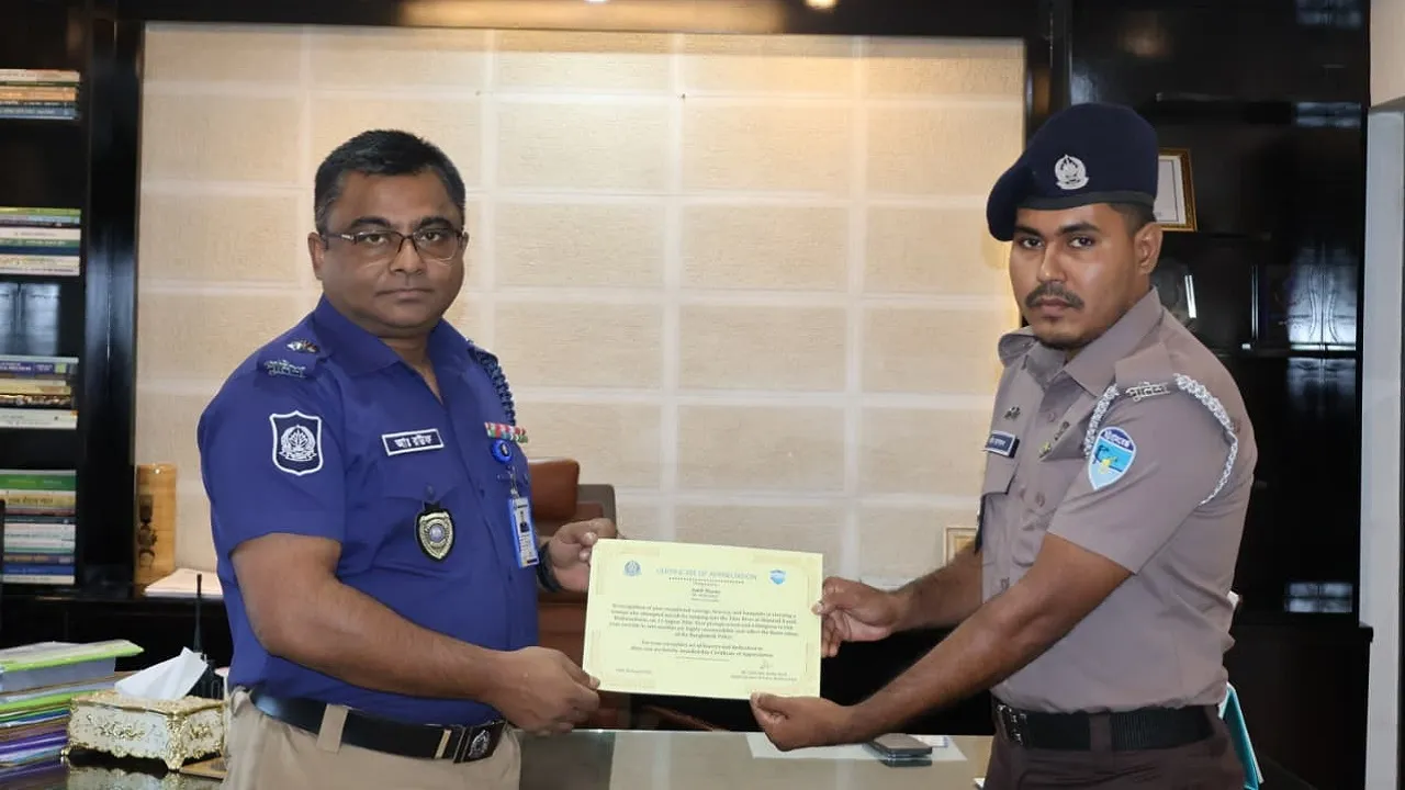 তিতাসে নারীর জীবন বাঁচানো সেই পুলিশ সদস্য অমিত হাসান পুরস্কৃত