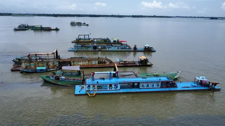 মেঘনা থেকে বালু উত্তোলন, ভাঙনের মুখে জাতীয় ও গুরুত্বপূর্ণ স্থাপনা