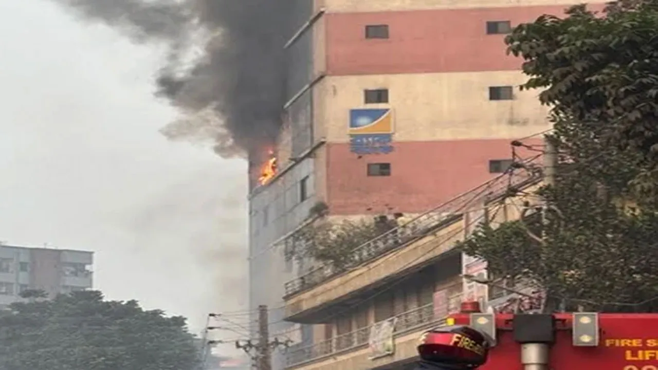 বাবুবাজারে বহুতল ভবনের আগুন নিয়ন্ত্রণে, উদ্ধার ১৭