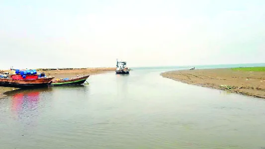 নদীভাঙন, জলদস্যু আতঙ্ক ও বঞ্চনায় পিষ্ট চর পাতিলা