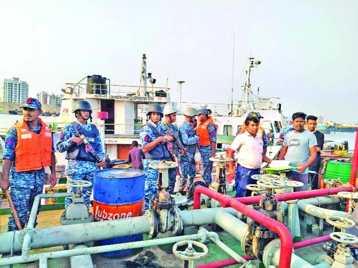 চট্টগ্রামে অয়েল ট্যাঙ্কারে মজুদ করা ৩৭ হাজার লিটার ডিজেল উদ্ধার