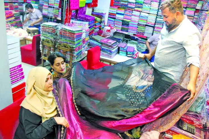 মৌচাকের আঙিনায় মধ্যবিত্তের স্বপ্নসন্ধান