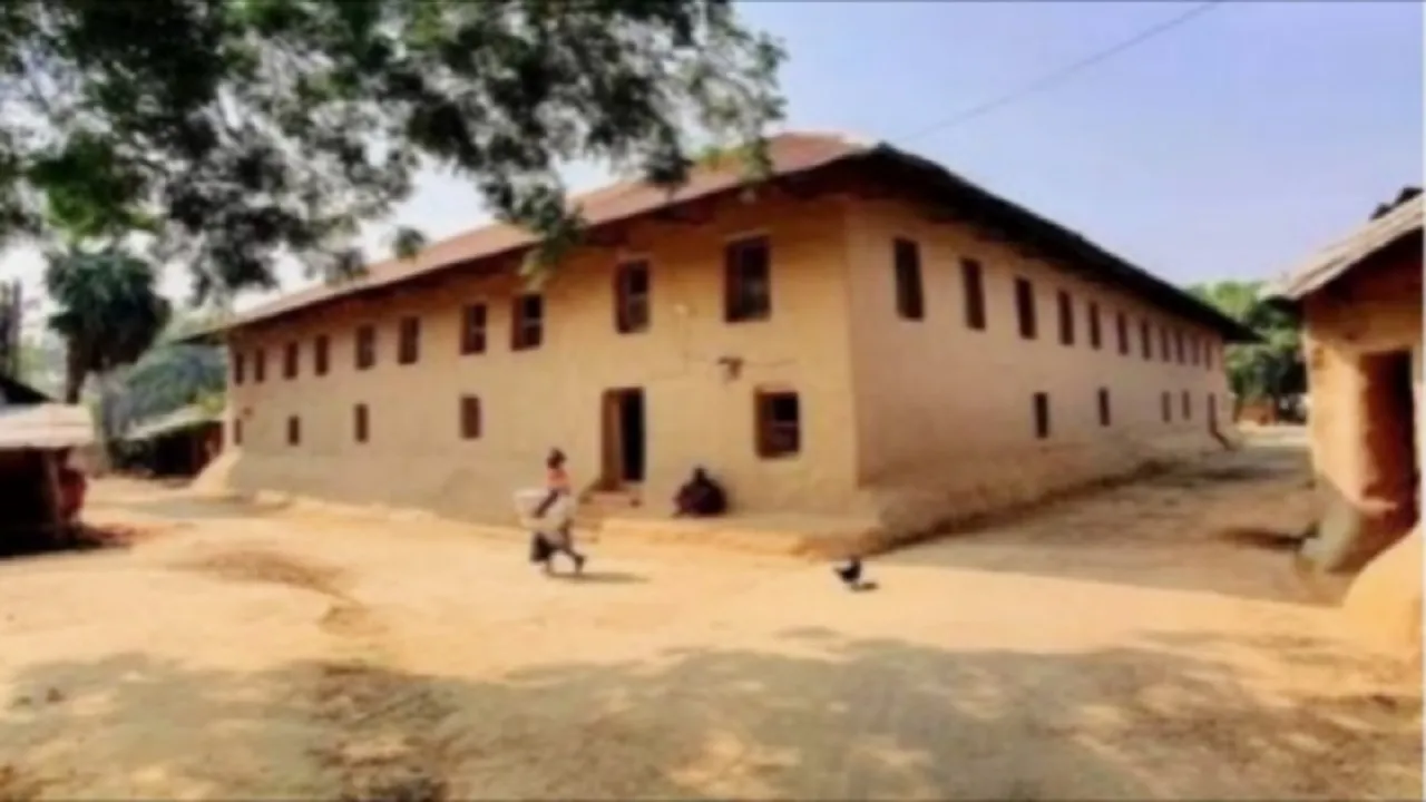 বদলগাছীতে মাটির ঘর ভাঙছে, হারাচ্ছে গ্রামবাংলার এক টুকরো ইতিহাস