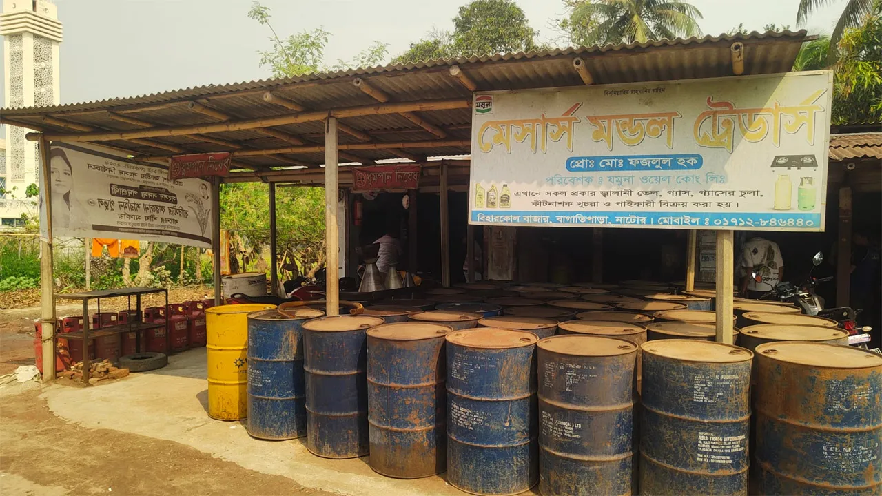 বাগাতিপাড়া টানা ১৫ দিন জ্বালানি তেলশূন্য, বিপাকে কৃষকরা
