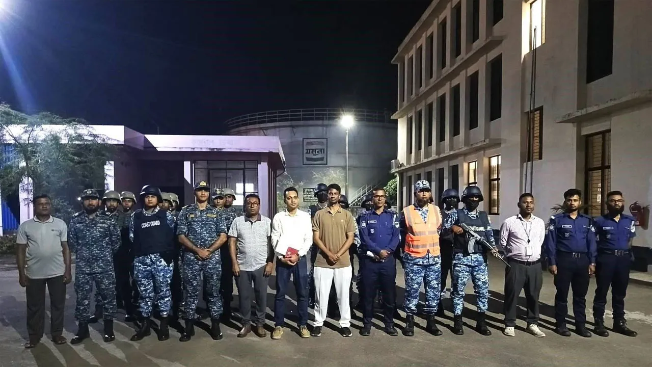 মোংলায় জ্বালানি তেলের অবৈধ মজুদের বিরুদ্ধে যৌথ অভিযান