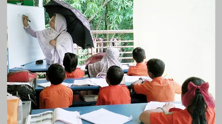 বাগেরহাটে শ্রেণিকক্ষের অভাবে বারান্দায় পাঠদান, বৃষ্টিতে দুর্ভোগ শিক্ষক-শিক্ষার্থীদের