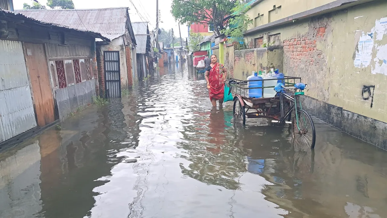 টানা বর্ষণ আর নদীর পানিতে ডুবে গেছে বাগেরহাট শহরের সড়কগুলো