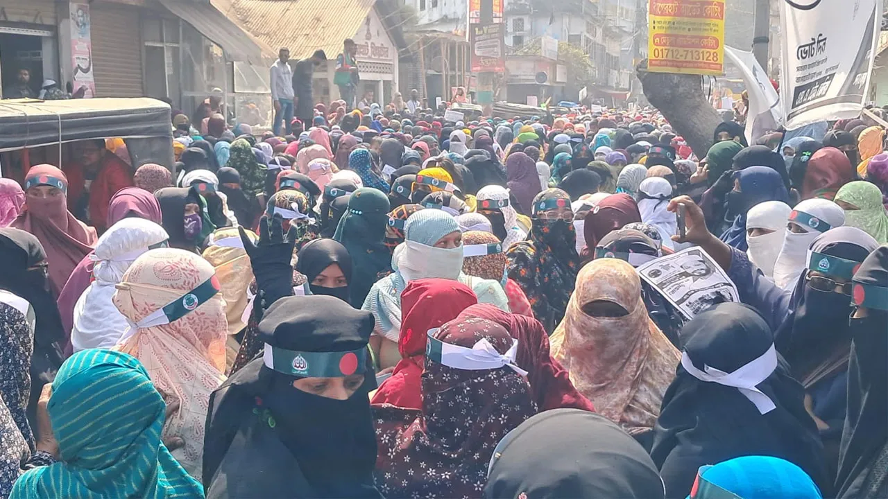 নারীদের হেনস্তার প্রতিবাদে বাগেরহাটে জামায়াতের নারী বিভাগের বিক্ষোভ মিছিল