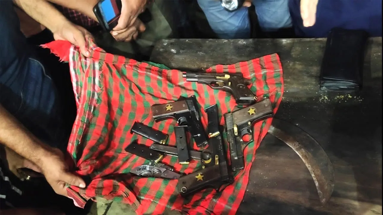 বিদেশী পিস্তলসহ ১১ দুষ্কৃতকারী আটক