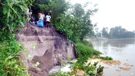 বগুড়ায় করতোয়া নদীর ভাঙনে নিঃস্ব হাজারো মানুষ