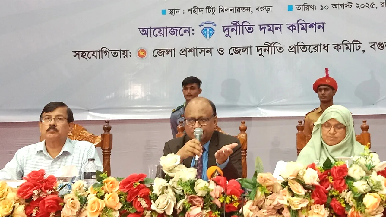 সেবা গ্রহীতারা কেউ ঘুষ দেবেন না : দুদক চেয়ারম্যান