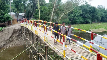 শেরপুরে বাঁশের সাঁকো নির্মাণে স্বস্তি গ্রামবাসীর