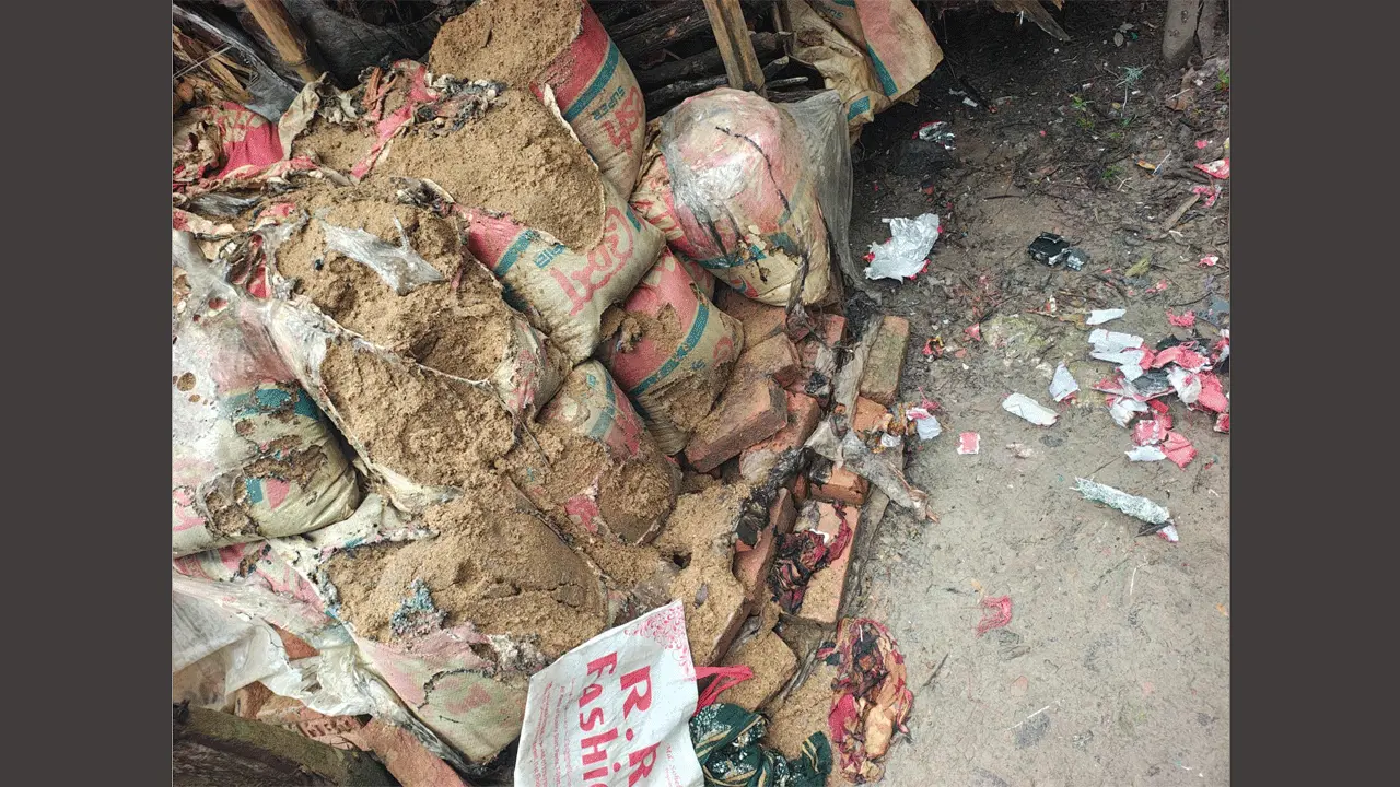 বাকেরগঞ্জে বিস্ফোরণে নারী-শিশুসহ তিনজন দগ্ধ