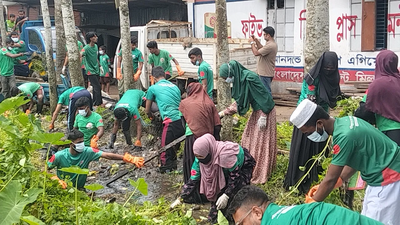 শহর পরিচ্ছন্ন রাখতে বাকেরগঞ্জে বিডি ক্লিনের অভিযান
