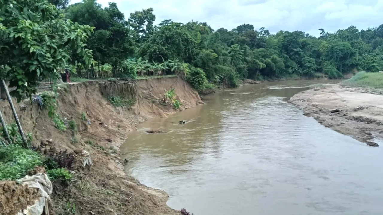 কক্সবাজারে বাকখালী নদীর তীব্র ভাঙন, আতঙ্কে এলাকাবাসী