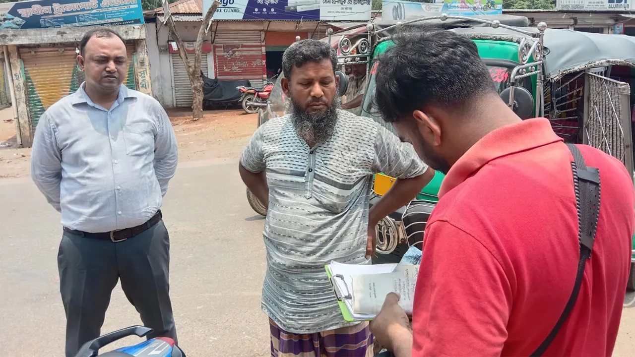 বকশীগঞ্জে অতিরিক্ত ভাড়া আদায়ে অটোরিকশাচালকদের জরিমানা