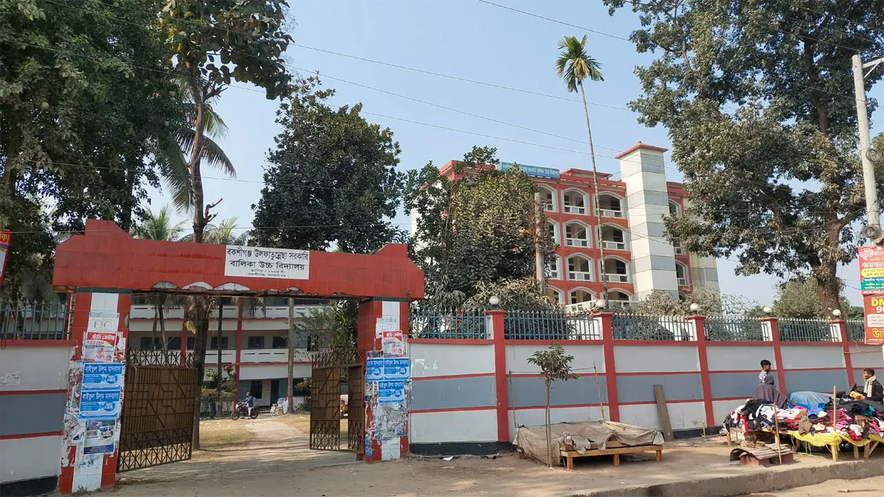বকশীগঞ্জে সরকারি গালর্স স্কুলে ভর্তি জালিয়াতির অভিযোগ, ক্ষুব্ধ অভিভাবকরা