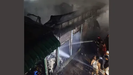বকশীগঞ্জে আগুনে পুড়েছে ৮ দোকান, কোটি টাকার ক্ষতির আশঙ্কা