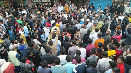 বরগুনায় স্বেচ্ছাসেবক দলের কমিটি দেয়ায় আনন্দ মিছিল