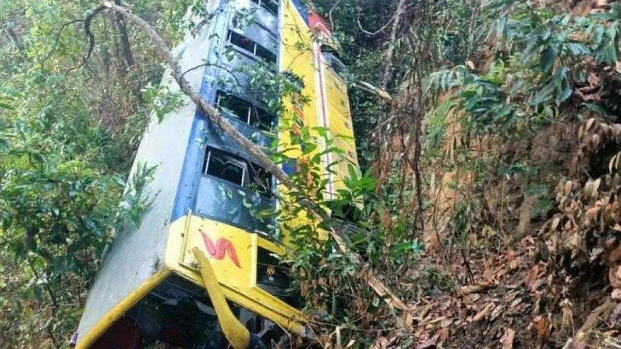 বান্দরবানের পর্যটকবাহী বাস খাদে, আহত ২০