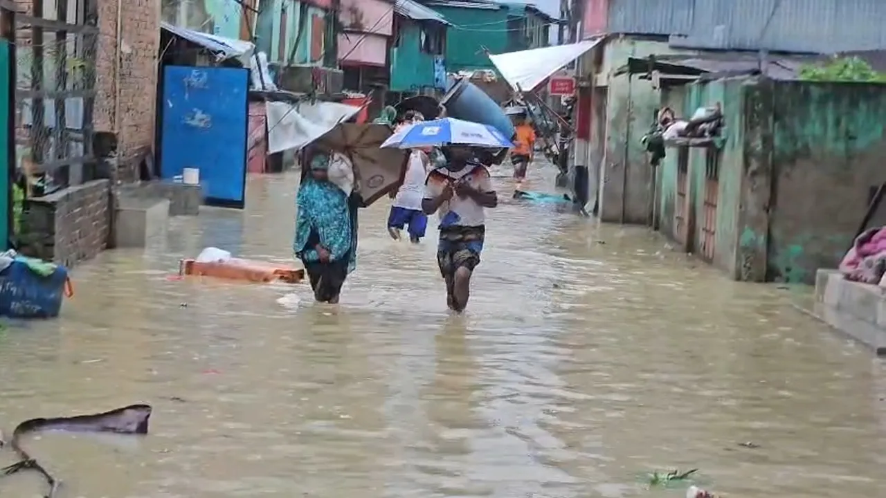 বান্দরবানে বন্যা পরিস্থিতির অবনতি, বিভিন্ন স্থানে পাহাড়ধস