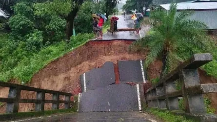সেতু ধসে বান্দরবান-রাঙ্গামাটি সড়ক যোগাযোগ বিচ্ছিন্ন