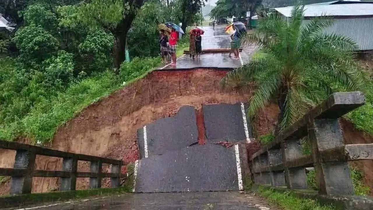 সেতু ধসে বান্দরবান-রাঙ্গামাটি সড়ক যোগাযোগ বিচ্ছিন্ন
