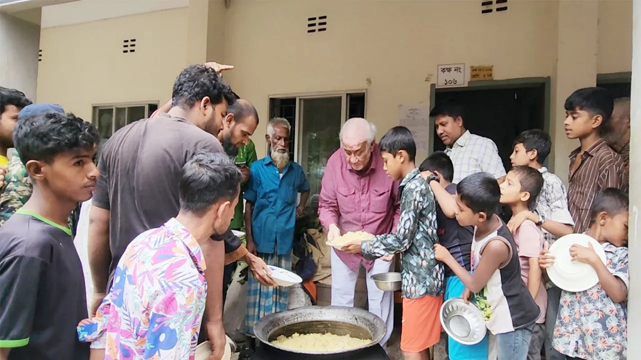 বন্যার্তদের মাঝে খাবার বিতরণ করছেন সংসদ সদস্য সাচিং প্রু জেরী