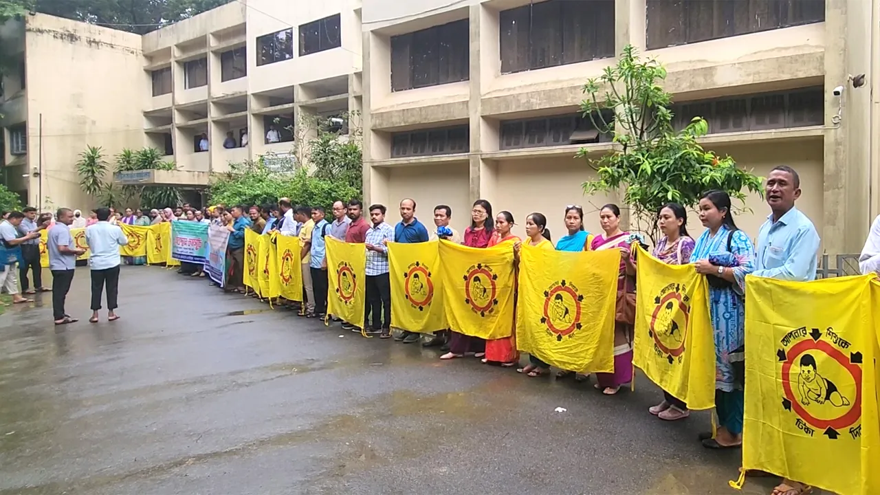 বান্দরবানে স্বাস্থ্য সহকারীদের ছয় দফা দাবিতে অবস্থান কর্মসূচি
