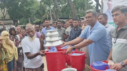 বান্দরবানে আগুনে ক্ষতিগ্রস্তদের মাঝে বিএনপির মানবিক সহায়তা