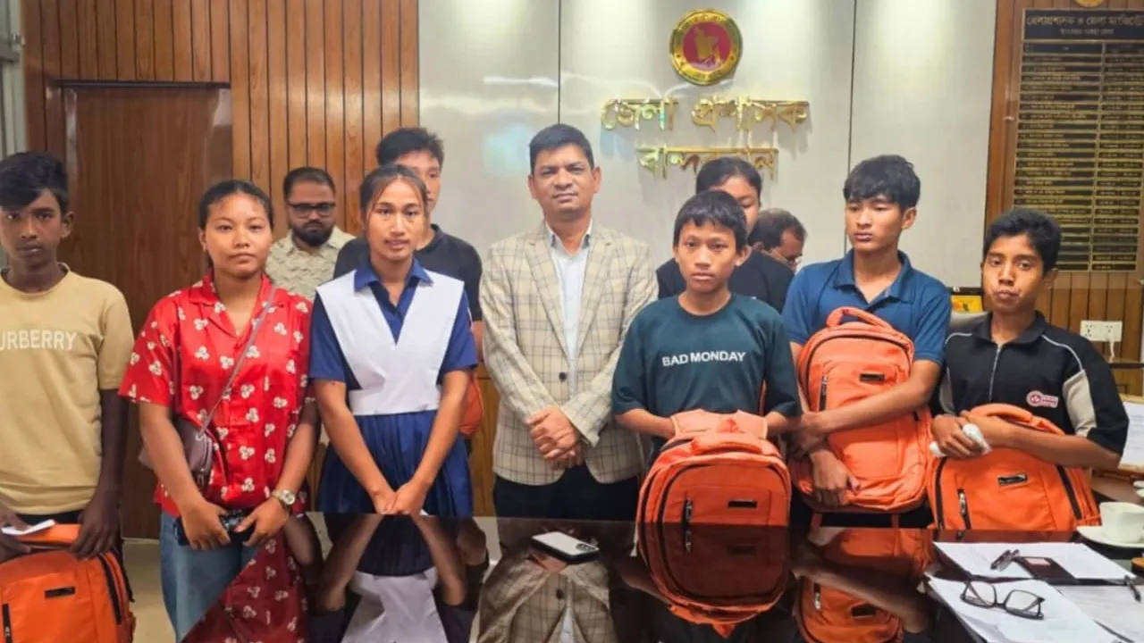 বান্দরবানে অসহায় ৮ শিক্ষার্থীর শিক্ষাজীবন চালু রাখতে সহায়তা প্রদান