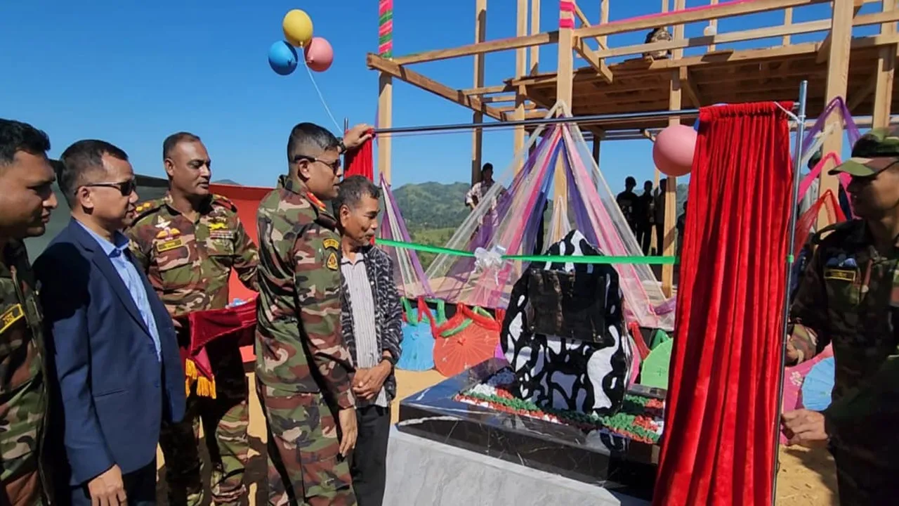 বান্দরবানে ক্ষতিগ্রস্ত বম সম্প্রদায়ের জন্য সেনাবাহিনীর বিশেষ উদ্যোগ