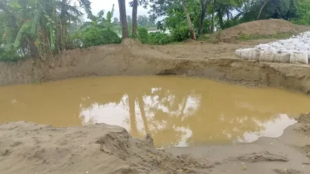 সোনাগাজীতে রাতের আঁধারে বেড়িবাঁধ রক্ষার বালু কাটছে দস্যুরা