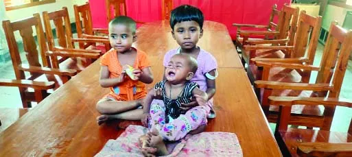 অভাবের তাড়নায় পরিষদে ৩ সন্তান রেখে উধাও মা
