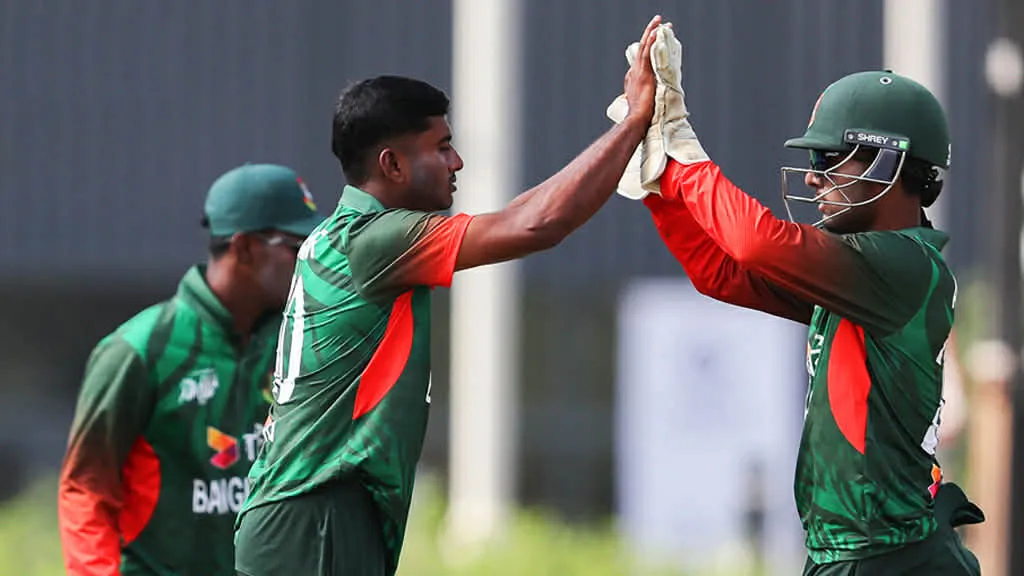 পাকিস্তানকে হারিয়ে টানা তৃতীয়বার ফাইনালে খেলার স্বপ্ন বাংলাদেশের