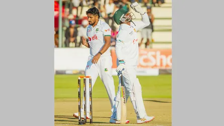 শত রানের লিড নিয়ে মধ্যাহ্নভোজে জিম্বাবুয়ে, অসহায় বাংলাদেশ
