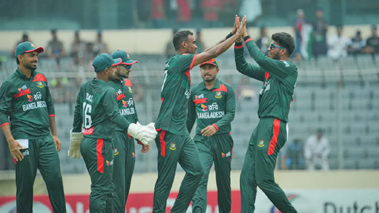 পাওয়ার প্লেতে কিউদের চেপে ধরে রেখেছে বাংলাদেশ