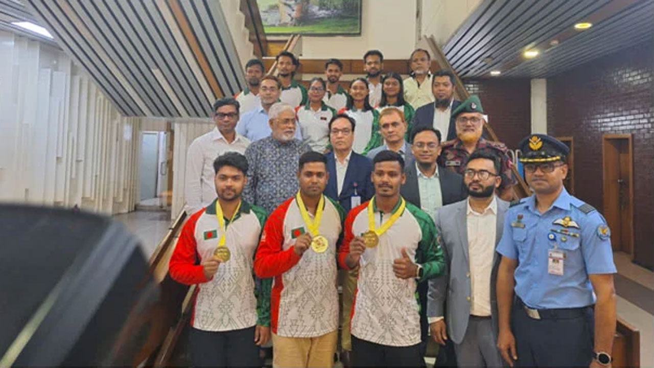Bangladesh-team-receives-warm-welcome-at-airport-after-winning-gold-in-Asia-Cup-Archery