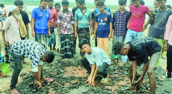 কয়রায় নির্মাণের এক সপ্তাহে উঠে যাচ্ছে সড়কের পিচ
