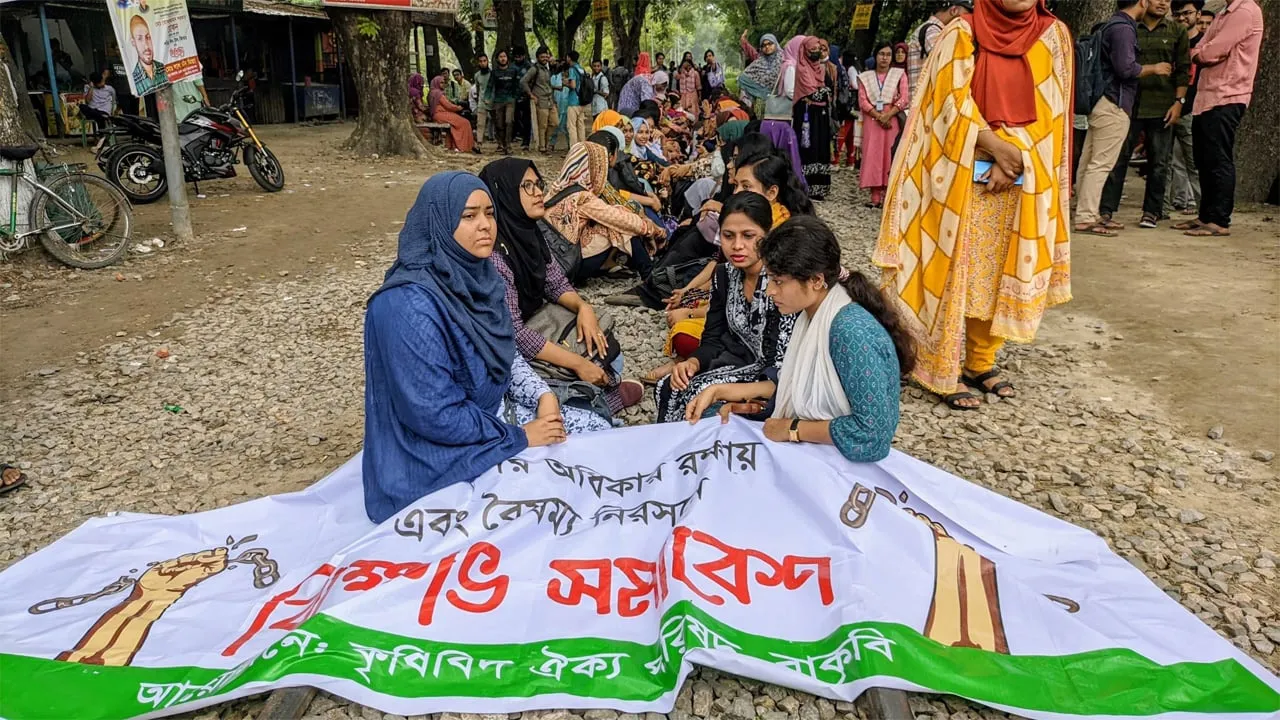 ৬ দফা দাবি আদায়ে বাকৃবি শিক্ষার্থীদের রেললাইন অবরোধ