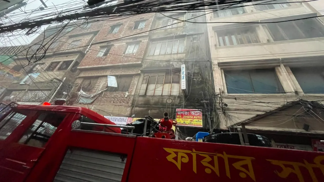 রাজধানীর বংশালে বহুতল ভবনে আগুন