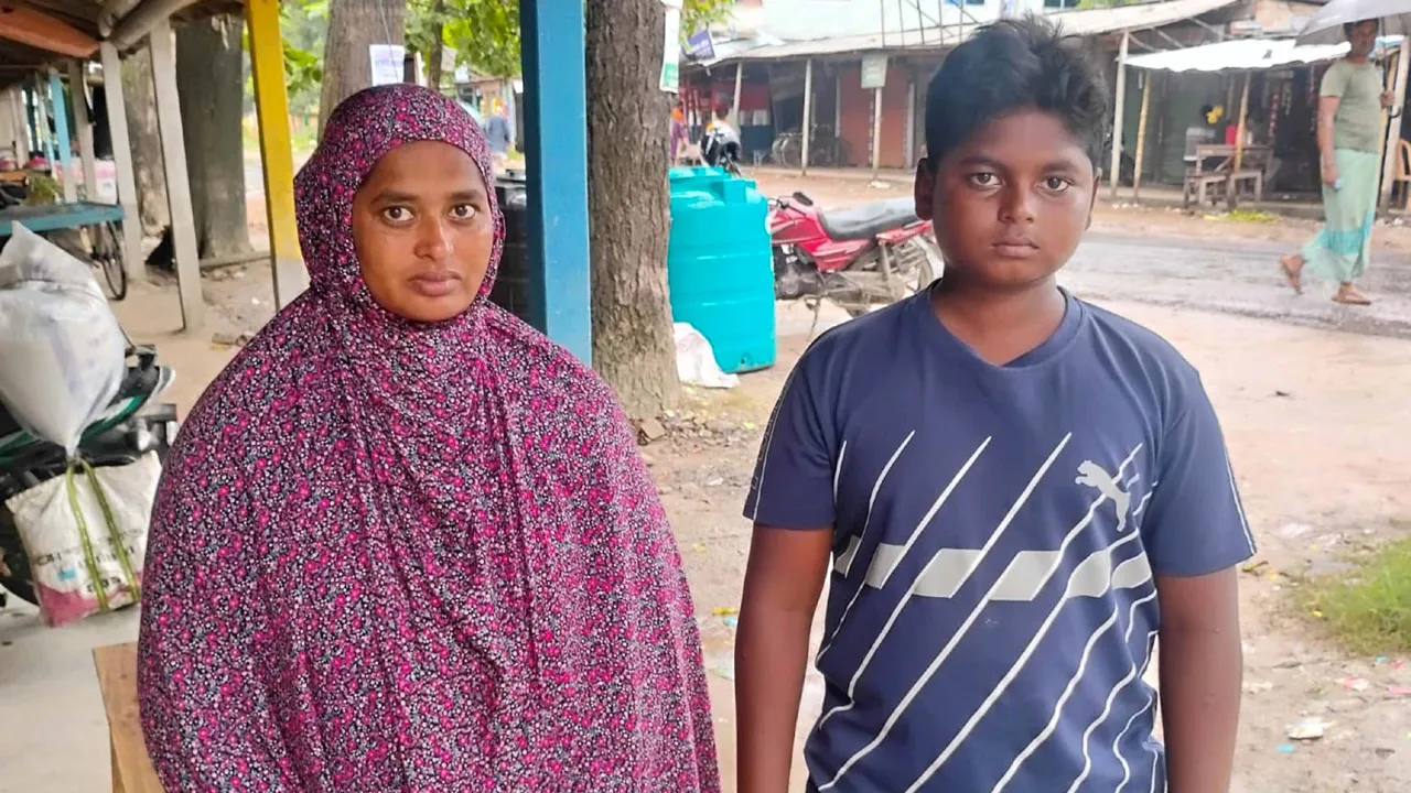 ঋণের টাকায় কেনা ভ্যান হারিয়ে কিস্তি ও স্বজনদের ভরণপোষণ নিয়ে বিপাকে এতিম কিশোর
