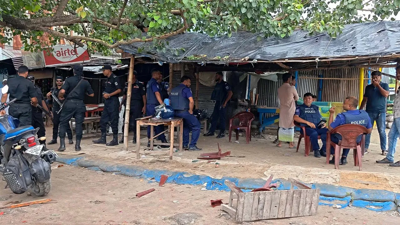 বড়াইগ্রামে বাসে যাত্রী ওঠানামা নিয়ে দ্বন্দ্বে দফায় দফায় সংঘর্ষ, আহত ১০