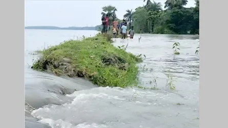 বরগুনায় বেড়িবাঁধ সংস্কার না করায় নিম্নাঞ্চল প্লাবিত