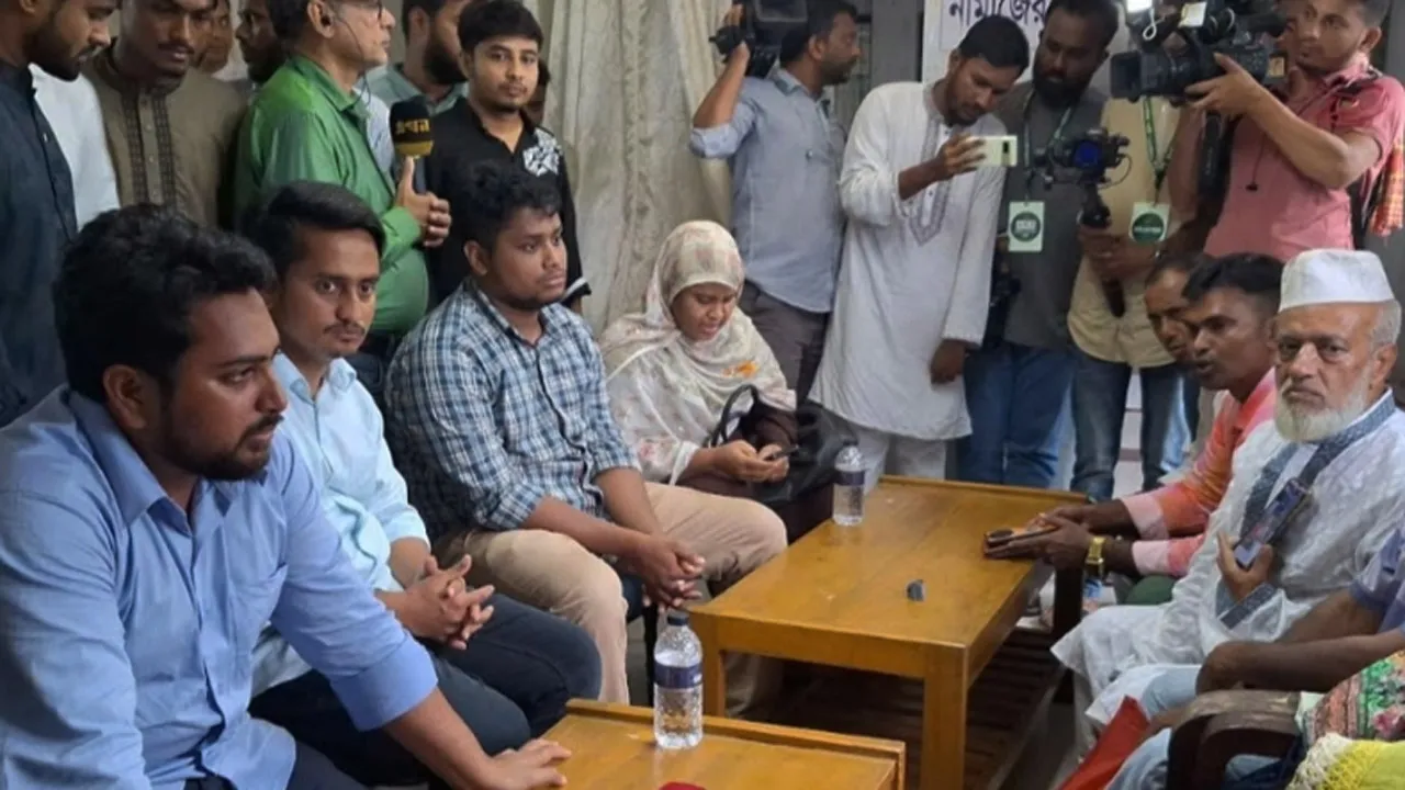 বরগুনায় জুলাই শহীদ পরিবারের সাথে দেখা করলেন এনসিপির কেন্দ্রীয় নেতারা