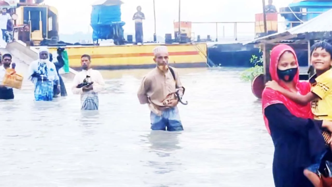 বরগুনার নিম্নাঞ্চল প্লাবিত : সব ধরনের নৌযান চলাচল বন্ধ