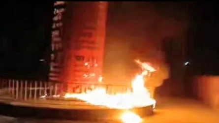 বরগুনার জুলাই স্মৃতিস্তম্ভে আগুন লাগানোর চেষ্টা নিষিদ্ধ সংগঠন ছাত্রলীগের