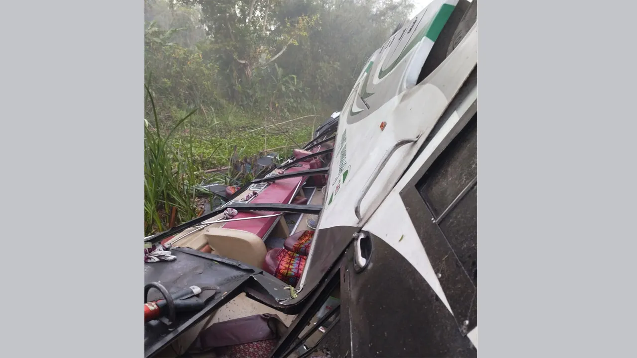 গৌরনদীতে বাস খাদে পড়ে প্রাণ গেলো নারীর, আহত ৩