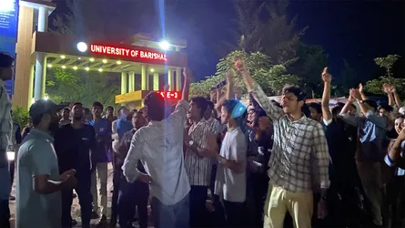 ৪ দফা দাবিতে বরিশাল-কুয়াকাটা মহাসড়ক অবরোধ